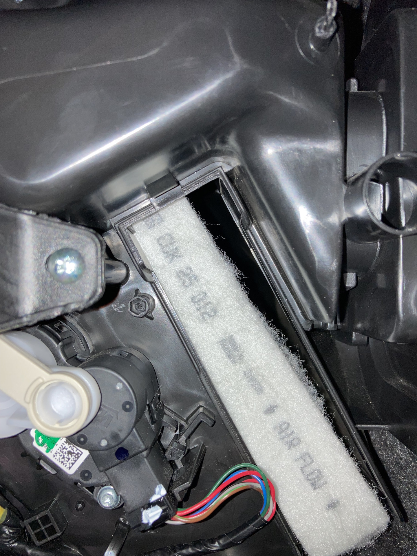 Как поменять салонный фильтр на Nissan Qashqai J11?
