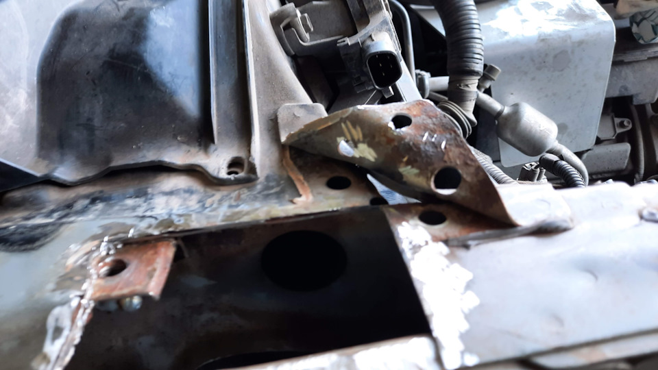 Вырезал гниль (два слоя металла), отогнул усилитель брызговика — Toyota Land Cruiser 100