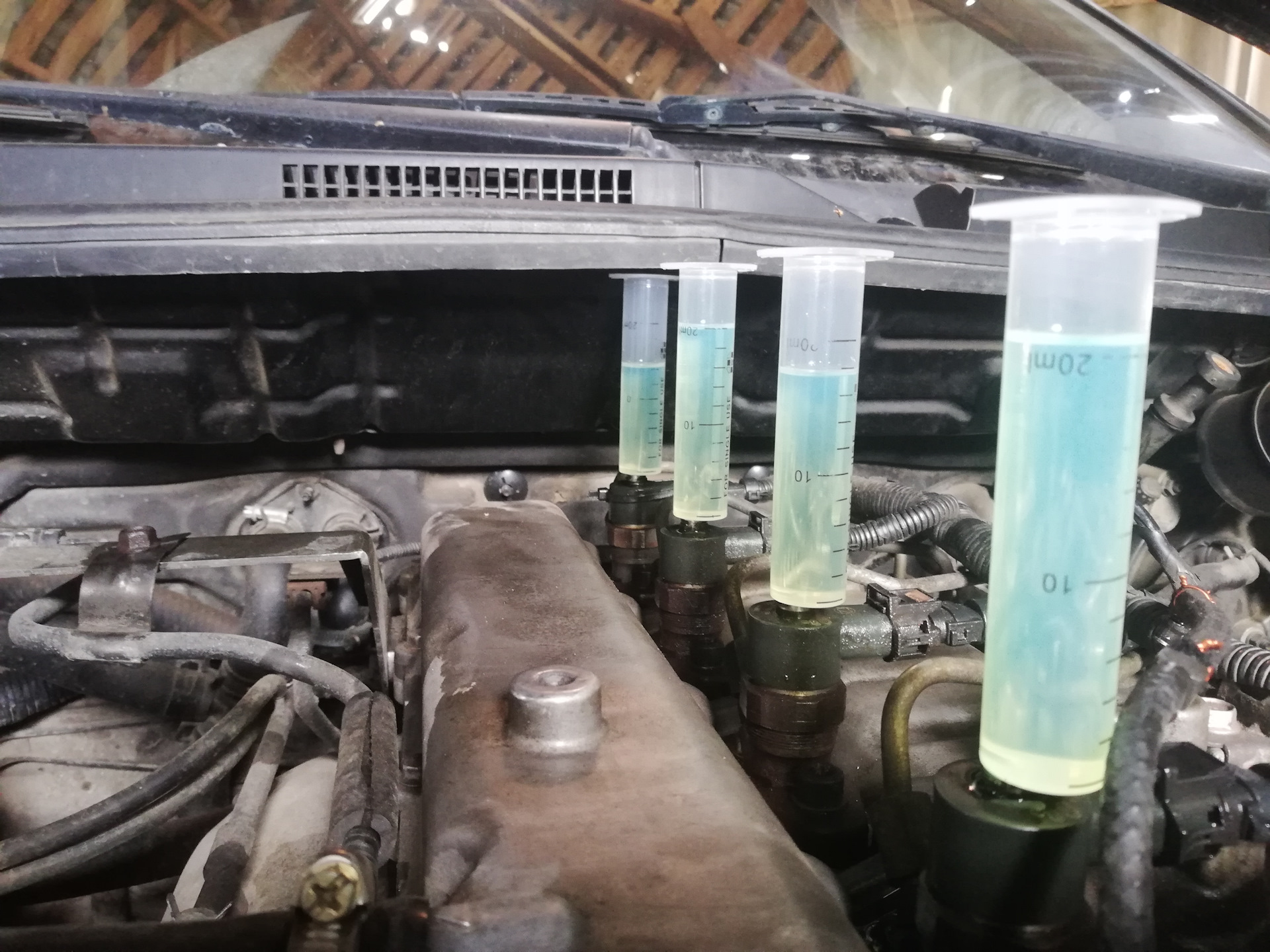 Пена с обратки форсунок. Форсунка хендай старекс 2. Форсунка льет в обратку дизель. 5 дизель. Обратка форсунок камминз 2.