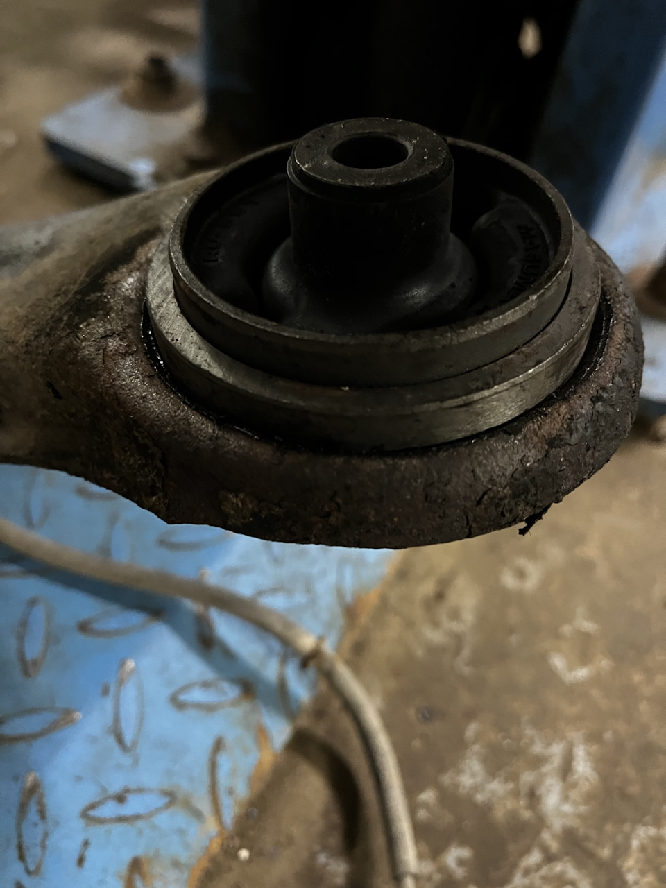 Сайлентблоки продольных рычагов, колодки — Mitsubishi Outlander (1G), 2 ...