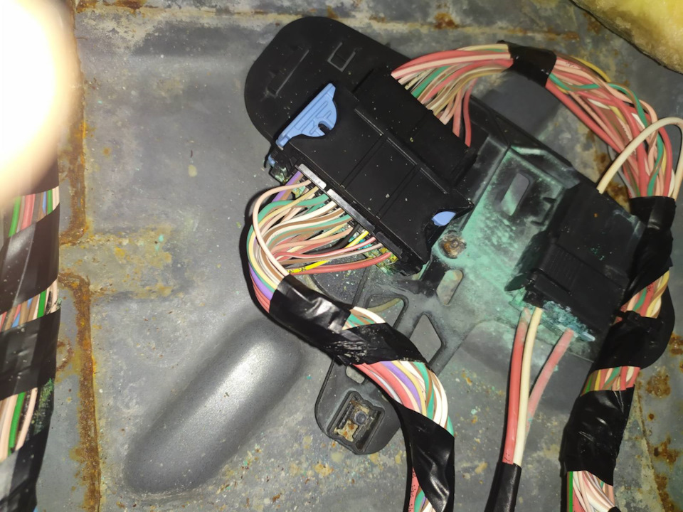 Разъем R2 под водительским сиденьем Megane 3 — Renault Megane III, 1,5 ...