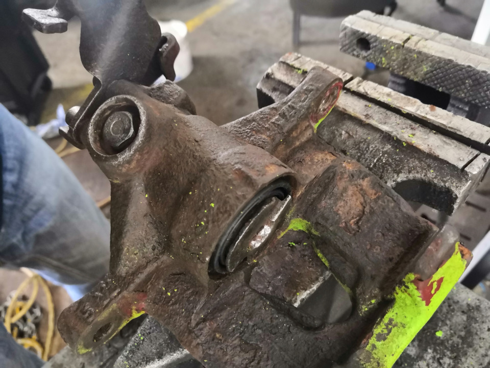 Задний суппорт мазда 626 ge. Задний суппорт фольксваген т4. Перебрать задний суппорт. Ремкомплект тормозного суппорта заднего ниссан максима а32. Поршень заднего суппорта фольксваген т4.