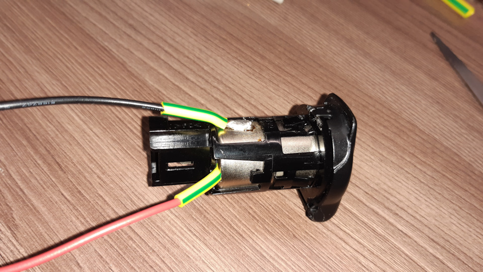 Вывел из прикуривателя плюс и минус. — Lada Vesta SW (1G)