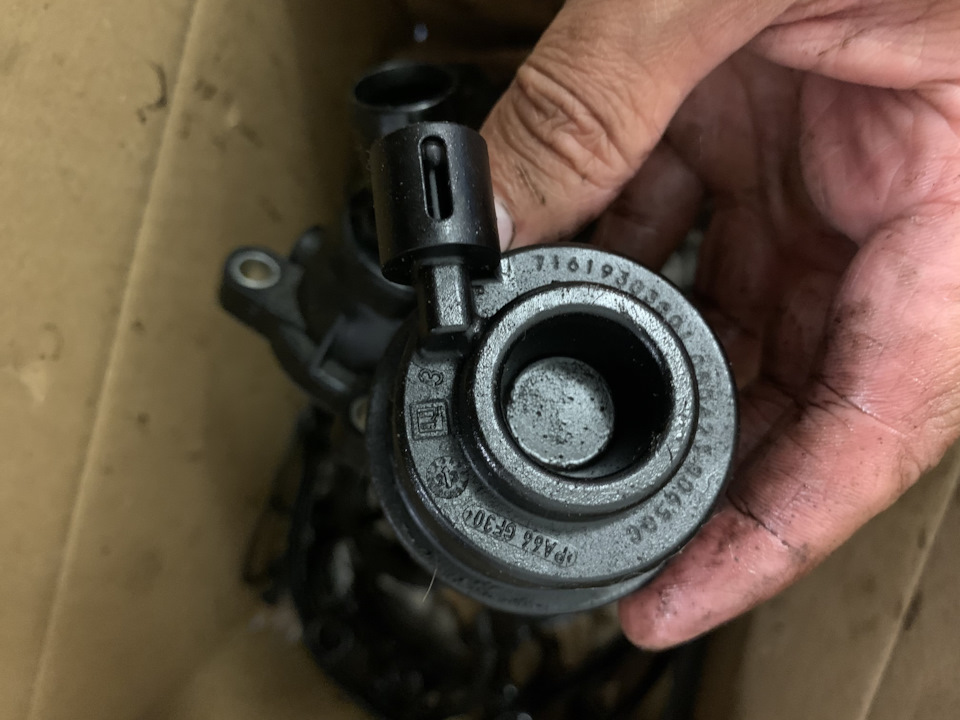 Тот же штуцер орига. Вид сверху — Porsche Cayenne (2G) 958