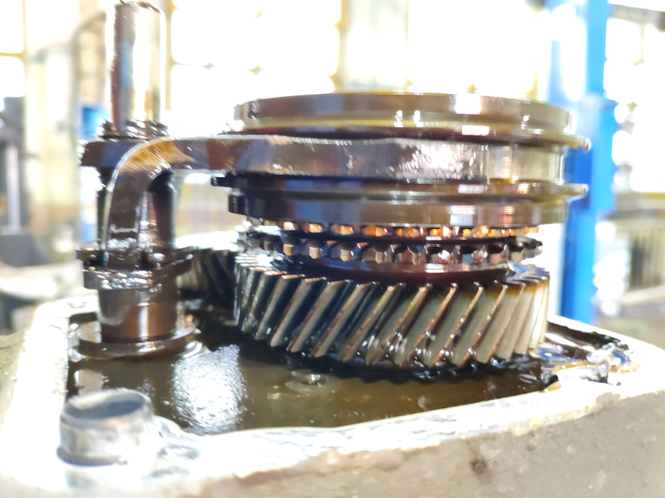 Теперь сначала откручиваем болт крепления муфты 5-ой передачи к вторичному валу чтобы потом не сидеть и не е*баться собирать её, а снять целиком не разбирая ( Для того чтобы открутить/затянуть его необходимо включить 5-ую и заднюю передачу одновременно. Руками включаем 5-ую, вилкой выбора передач включаем заднюю. Таким образом оба вала блокируются ) затем снимаем стопорное кольцо с шестерни на первичном валу. ( Чтобы целиком снять муфту с вилкой включения необходимо прокручивать обойму в нужную сторону, на которой стоит сама вилка, делал это съёмником стопорных колец ) Откручиваем 4 болта крепления подшипника. — Volkswagen Golf Mk4