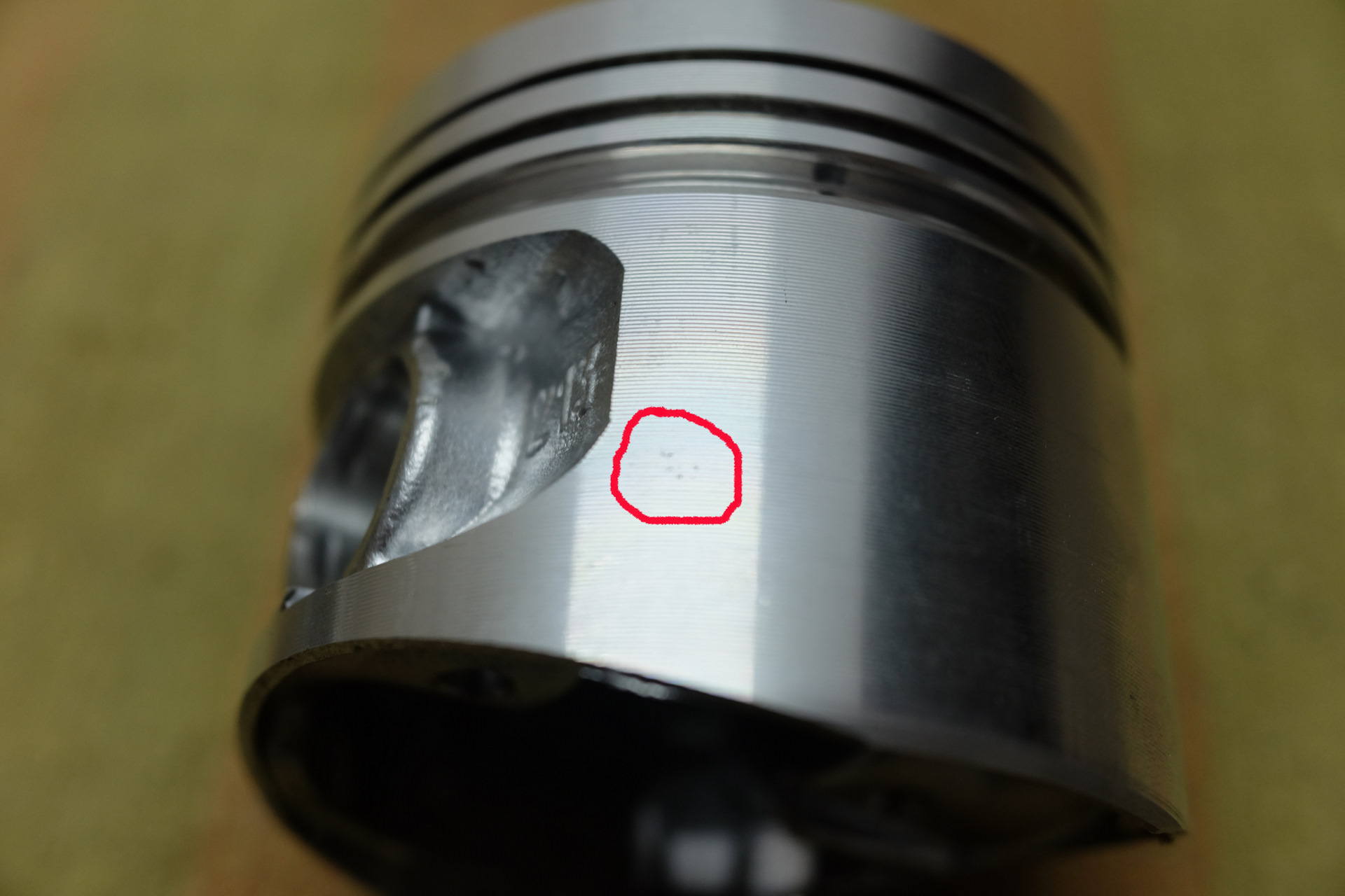 прихват поршня 2т. поршня с лужей. вес поршня ваз 2106. доработка поршней ваз 2110. облегченные поршни на ваз 2107.