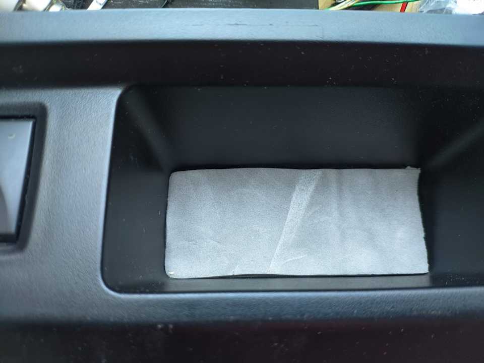 Наклеиваем подложку, ибо пункт выше из НЬЮАНСОВ, ну и чтобы штатные защёлки встали ровно как надо заодно — Lada XRAY