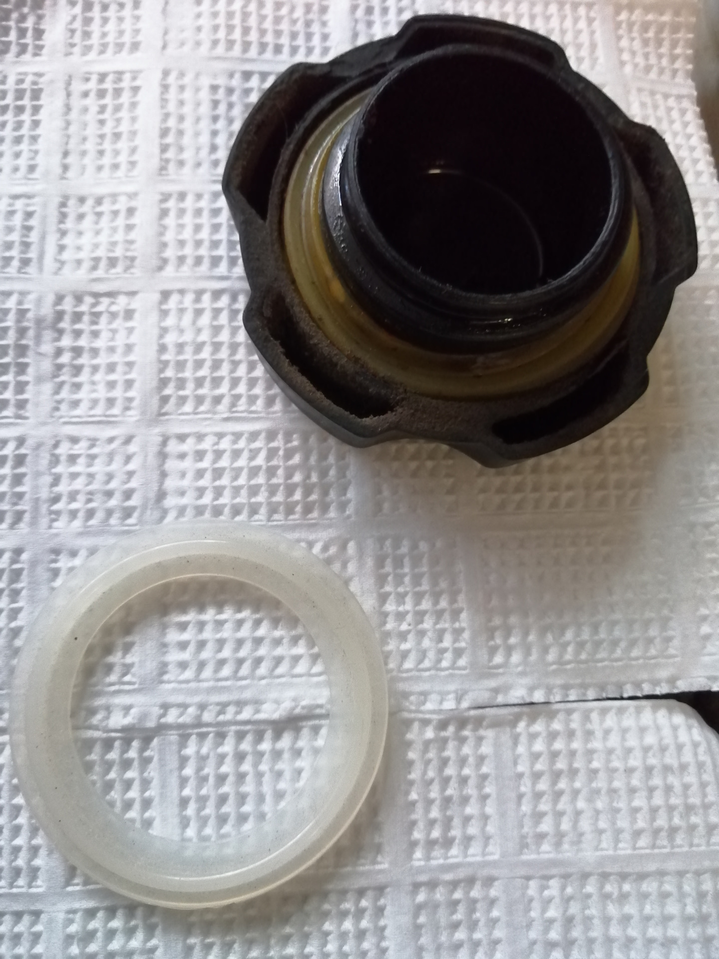 Потеет крышка маслозаливной горловины, решение пришло случайно ...