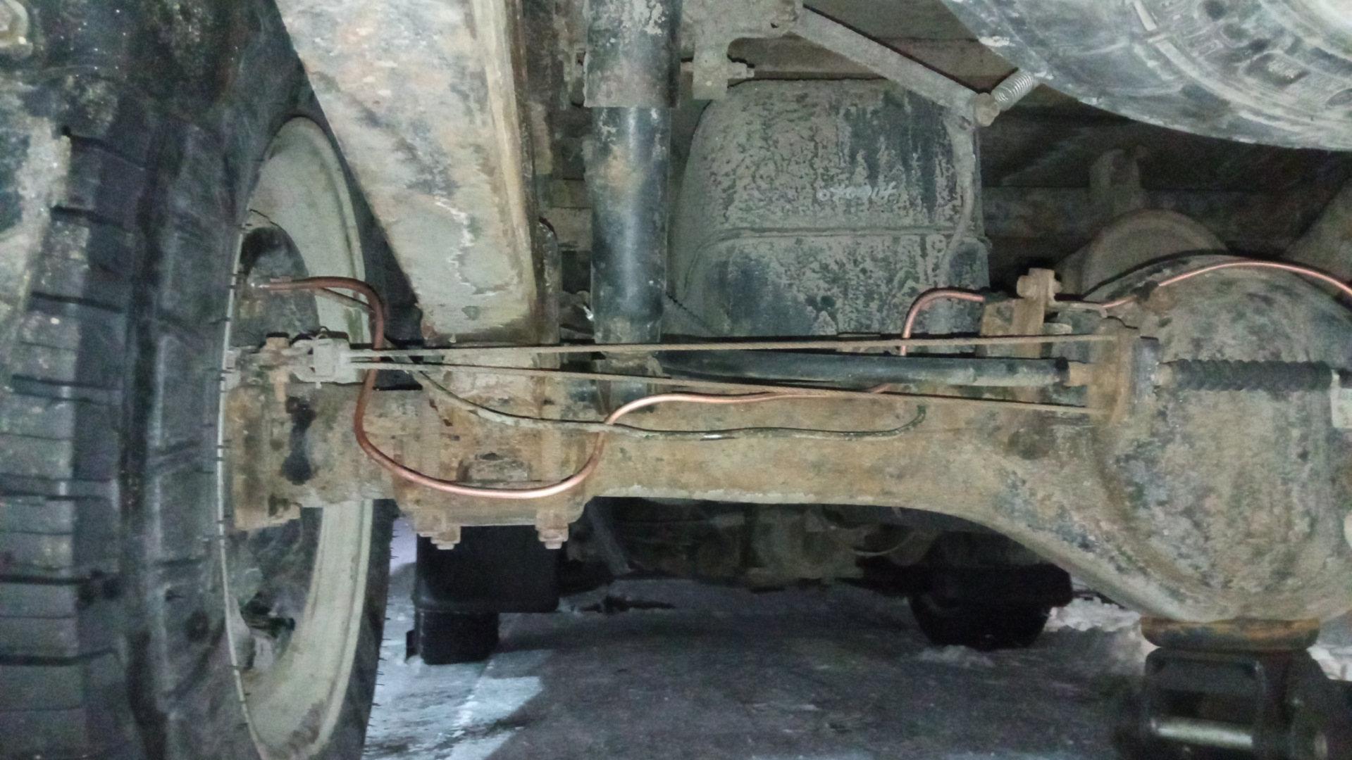 Замена задней тормозной трубки портер 1 — Hyundai Porter (3G), 2,5 л ...