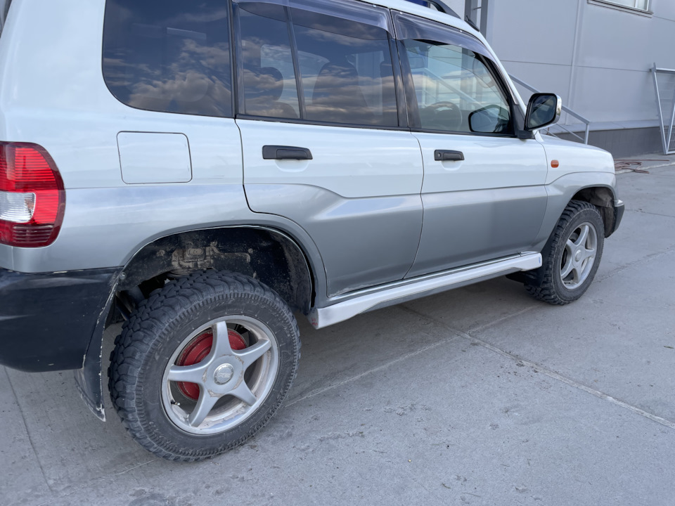 Установка пластиковых накладок порогов — Mitsubishi Pajero iO, 1,8 л ...