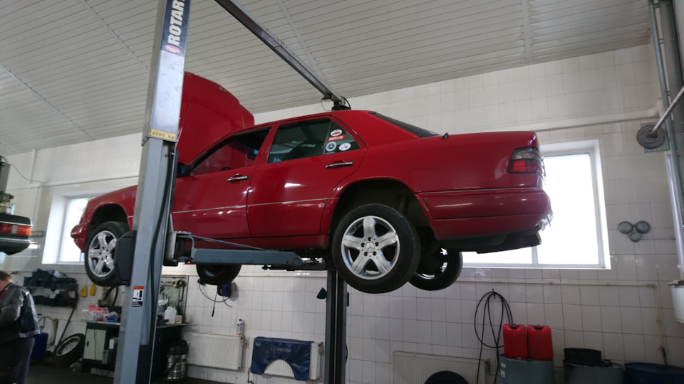 А это нам сейчас датчик уровня масла менять будут — Mercedes-Benz E-Class (W124)