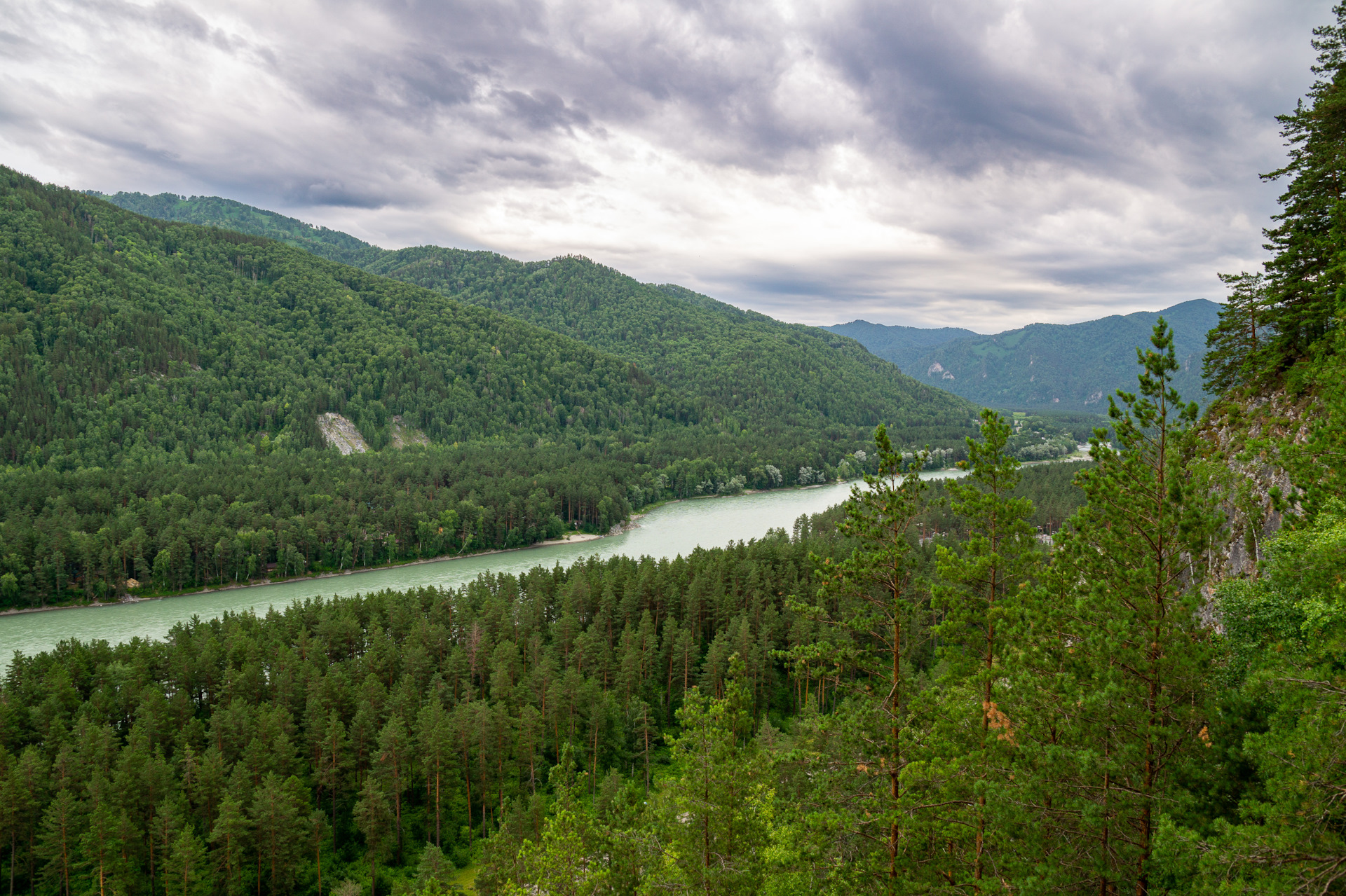 Але гора. Песчаный берег Катуни.