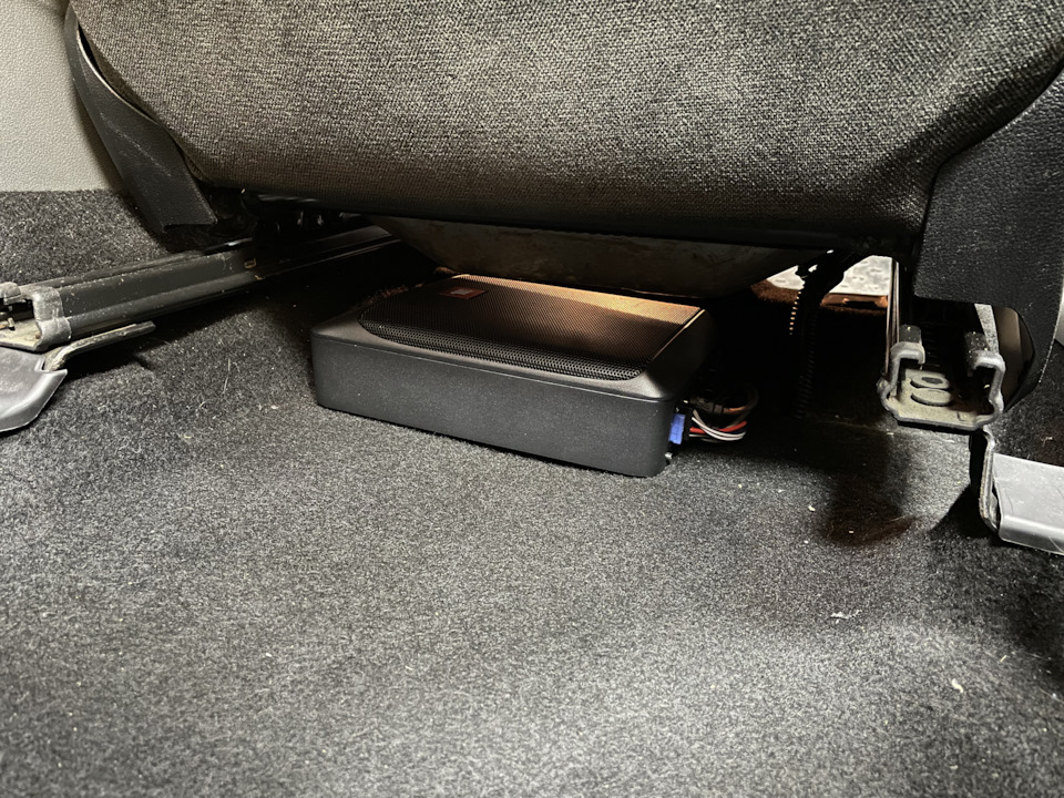 Сабвуфер под сиденье JBL BassPro Nano — Ford Focus Hatchback II, 2 л ...