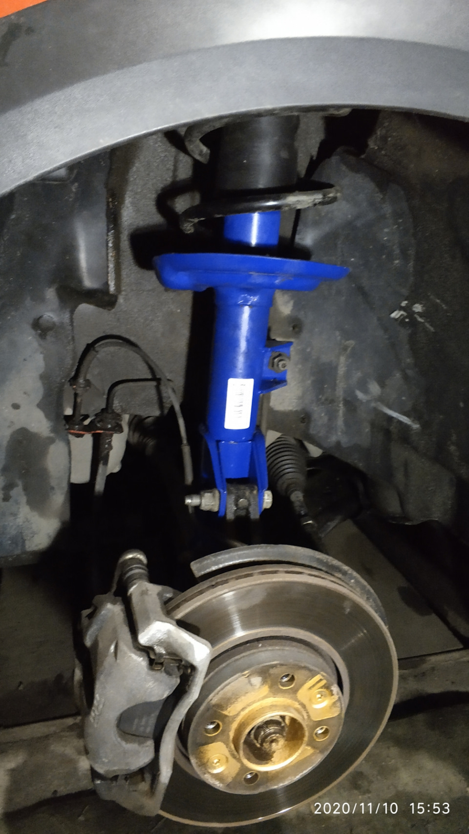 Установлена первая стойка — Lada Vesta SW Cross (1G). Запчасти на фото: 11101S