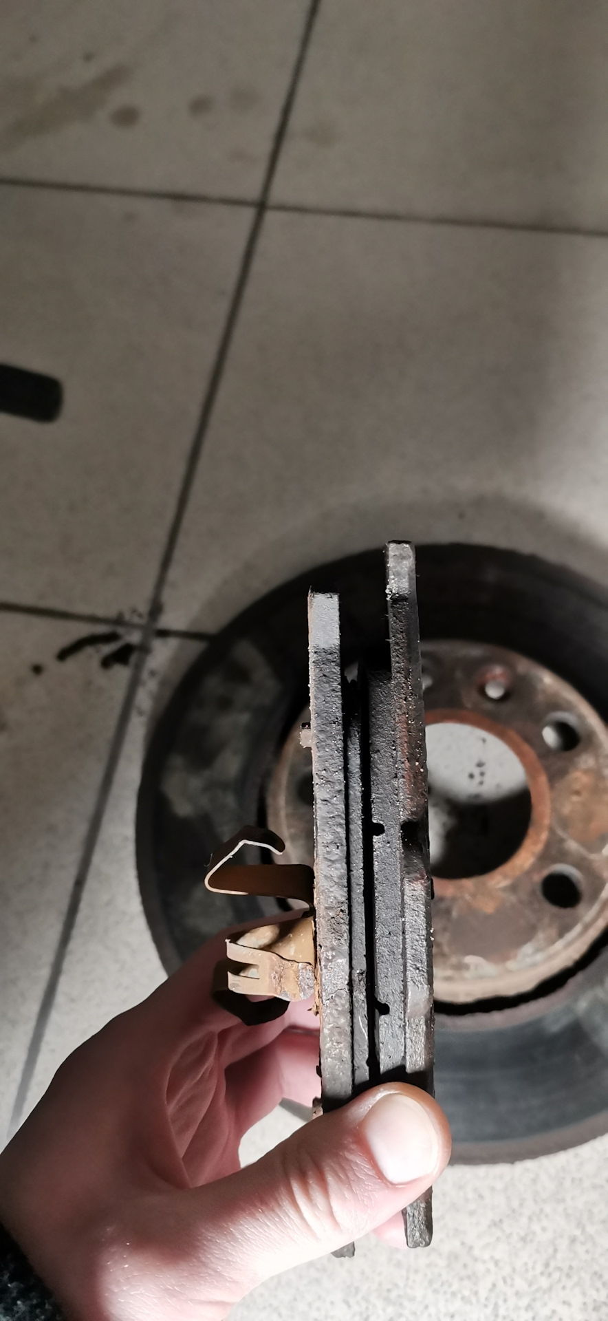 Замена передних тормозных дисков и колодок — Renault Megane III, 1,6 л ...