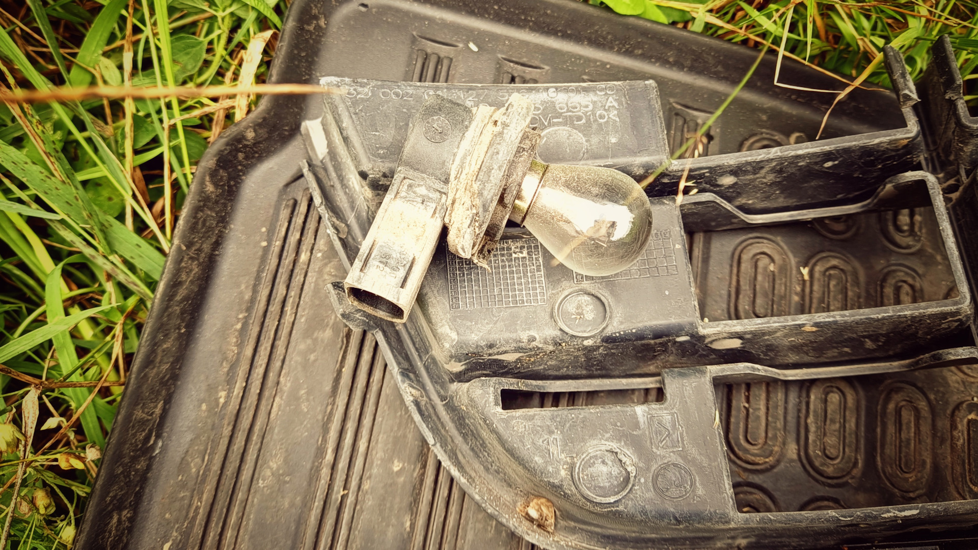 Замена дневных ходовых лампочек — Skoda Fabia Combi Mk2, 1,4 л, 2013 ...