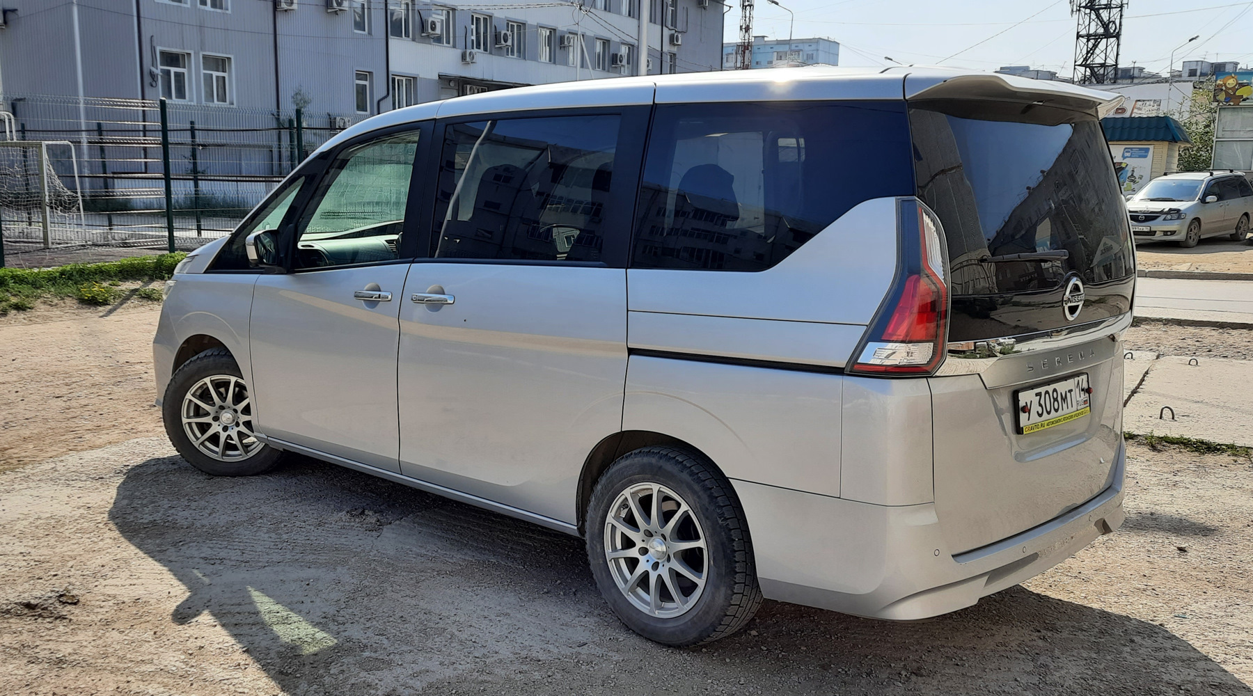 Nissan Serena 2