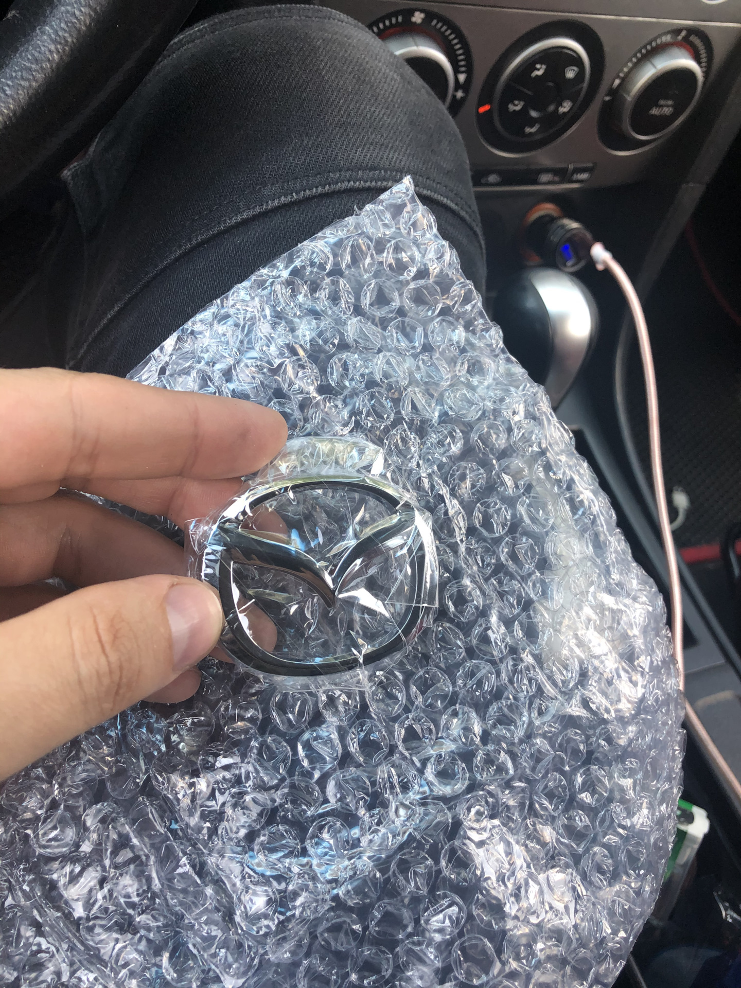 Замена значка на руле — Mazda 3 (1G), 1,6 л., 2007 года | своими руками ...