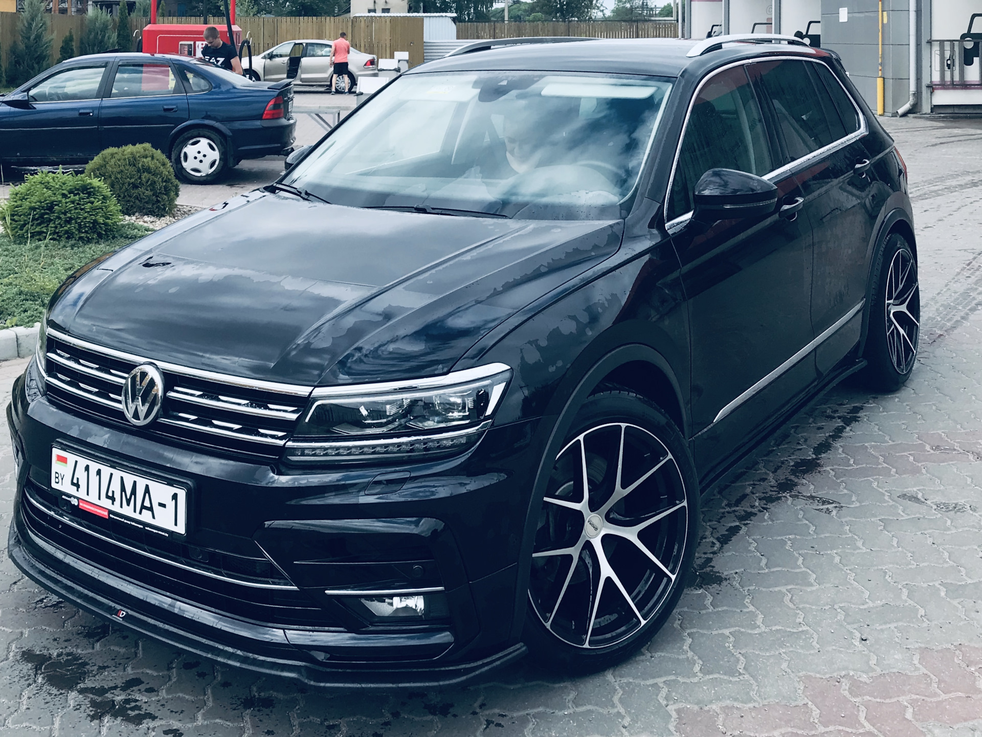 Тигуан 2 года. VW Tiguan 2. VW Tiguan 2 Tuning. Volkswagen Tiguan s line. VW Tiguan 2g Tuning.