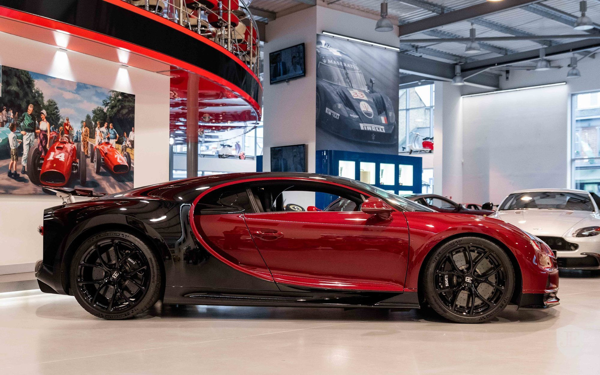 Bugatti Chiron красный