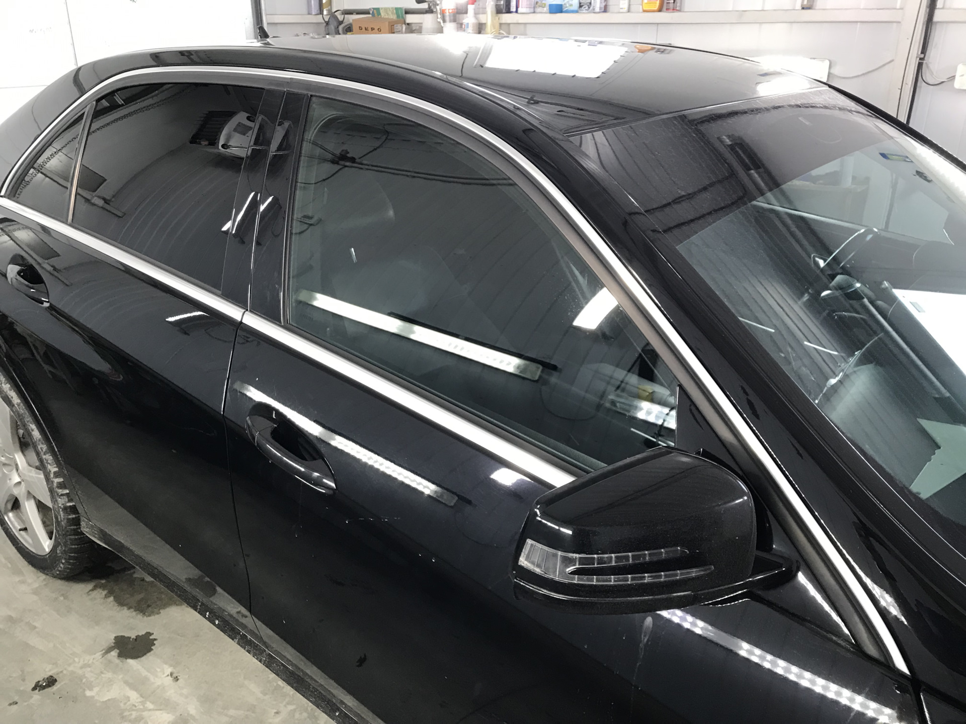 газон некст черный и закатанный в черную пленку стекла. автоматическая тонировка. Honda hr-v тонированный. 75 и 70 % тонировка 2 слоя. тонировка 2.