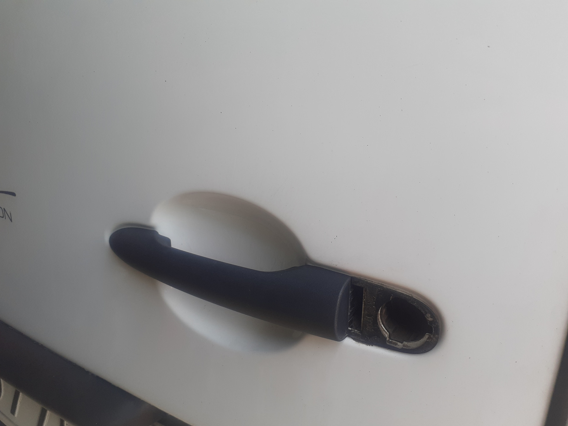 Дверные ручки наружные для рено логан 2. Ручки на заднюю дверь рено. Ручки на рено сандеро 1. Ручка двери меган 2. Ручки на заднюю дверь рено.