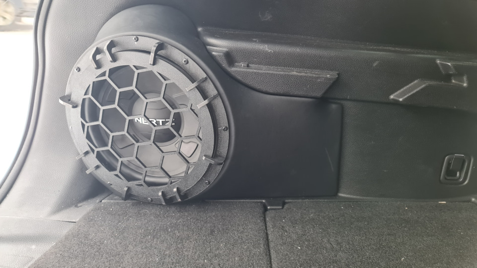 Сабвуфер в багажник — Nissan X-Trail III (t32), 2,5 л, 2017 года ...