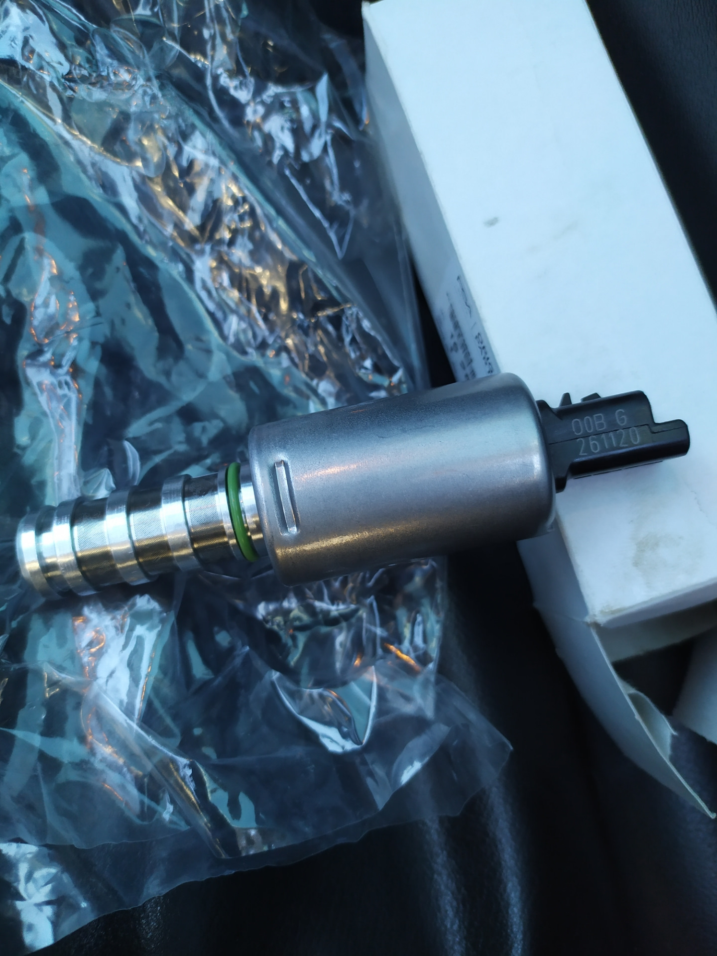 Клапан изменения фаз грм ep6. Клапан фаз газораспределения пежо 308. Клапан газораспределения пежо 308. Электромагнитный клапан регулировки фаз газораспределения пежо 308. Пежо клапана фаз газораспределения.