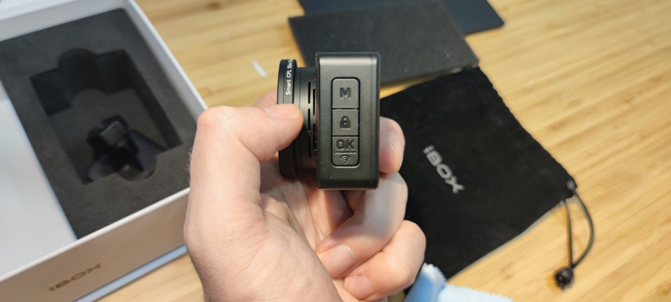 сбоку кнопки меню, блокировка и “ок” — кнопка выбора команды. Фото устройства с CPL фильтром — Infiniti QX56 (1G)