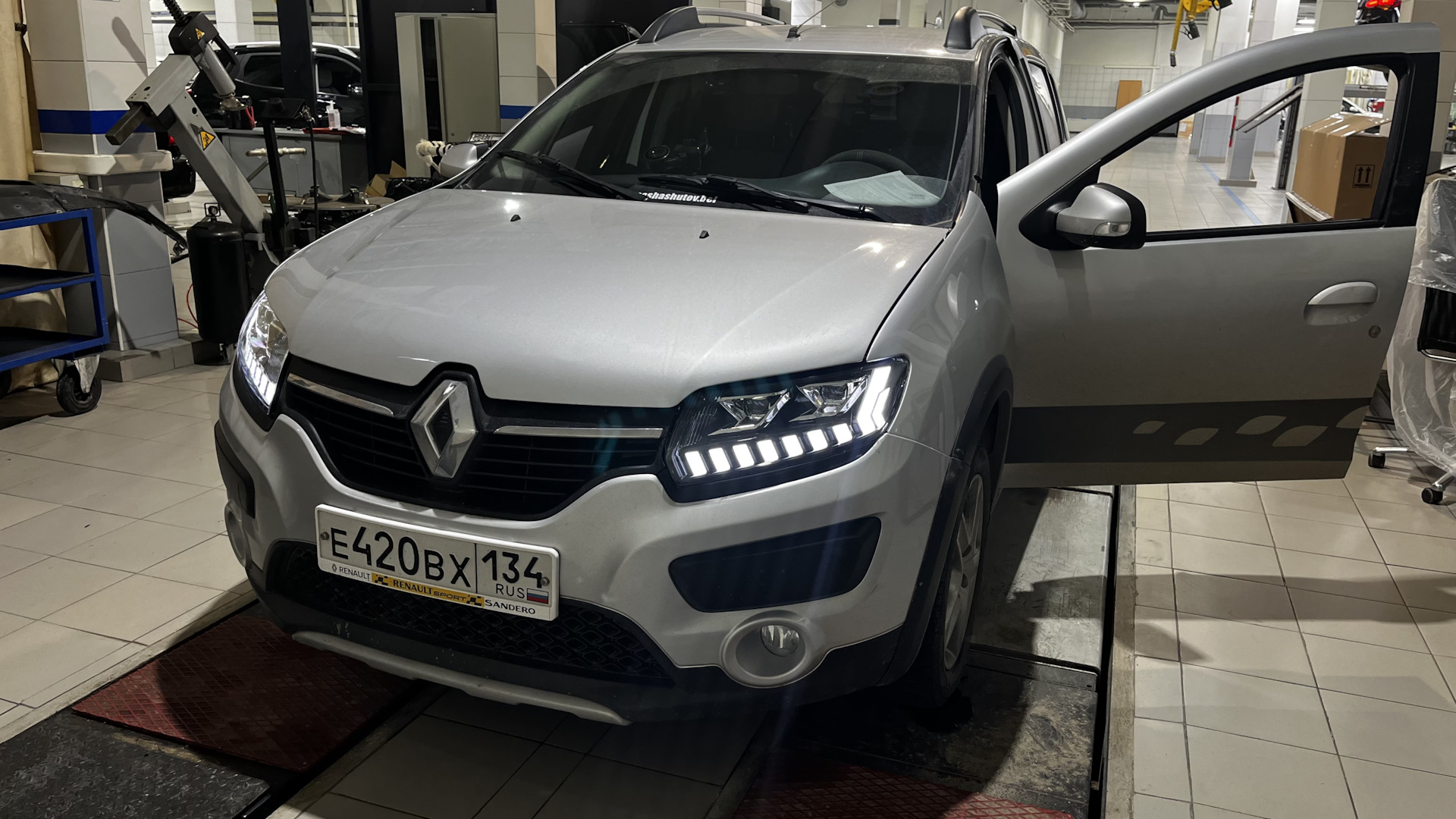 Замена фары Renault Sandero в Екатеринбурге