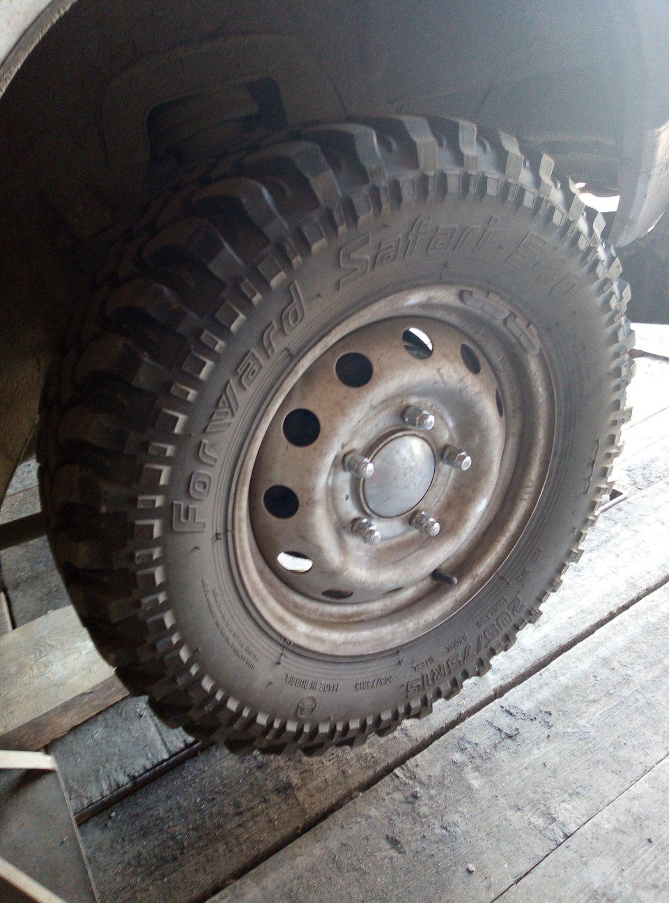 Летняя Forward Safari 540 205/75 R15. — Chevrolet Niva (1G). Запчасти на фото: Барнаул Forward Safari 540 205/75R15