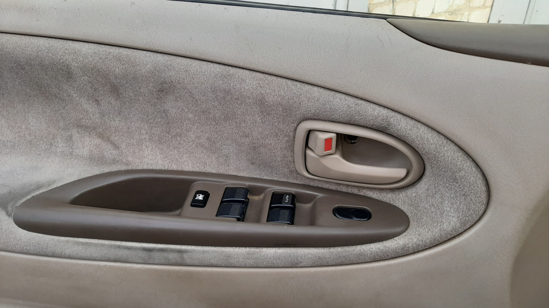 Задние двери мазда мпв. Ручка двери внутренняя Мазда МПВ. Пластик ручки двери Мазда 3. Ручки для дверей Mazda MPV. Кнопки для открывания электросвижная дверь в мазду МПВ.