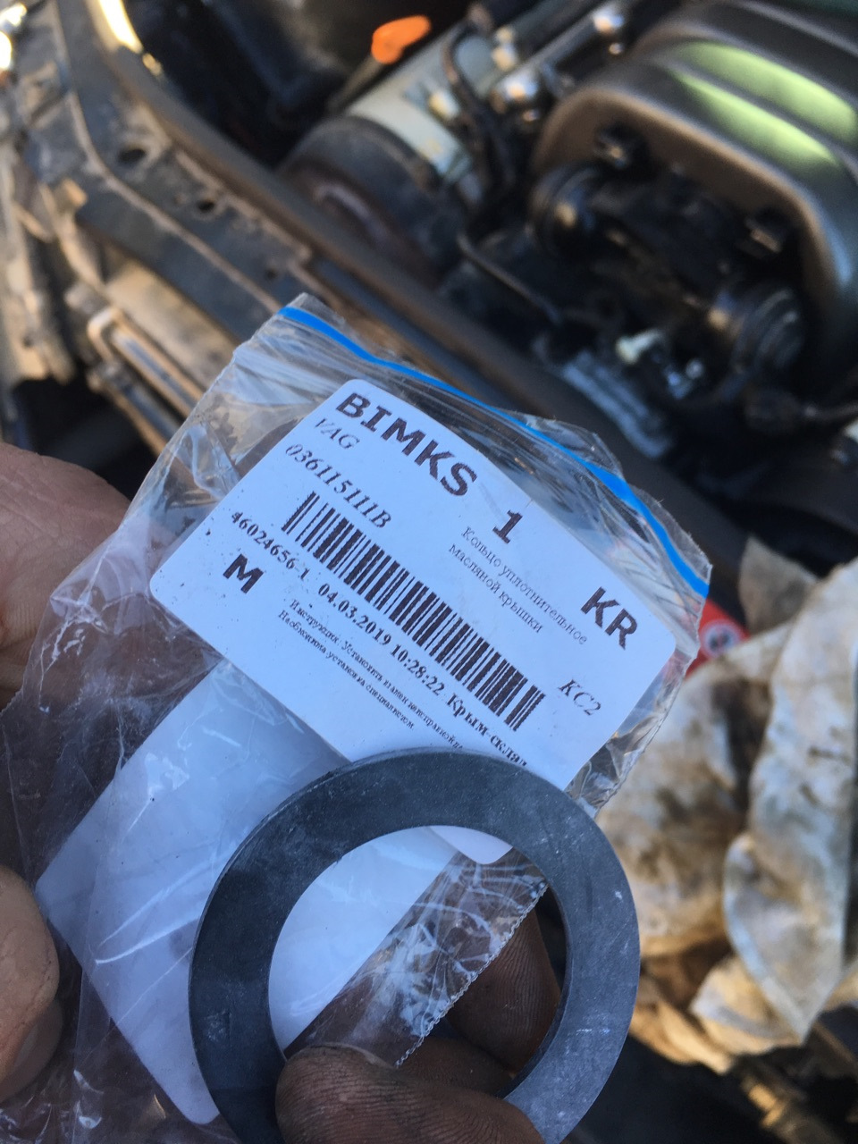 Замена прокладки на маслозаливной крышке — Audi A6 (C5), 3 л, 2002 года ...