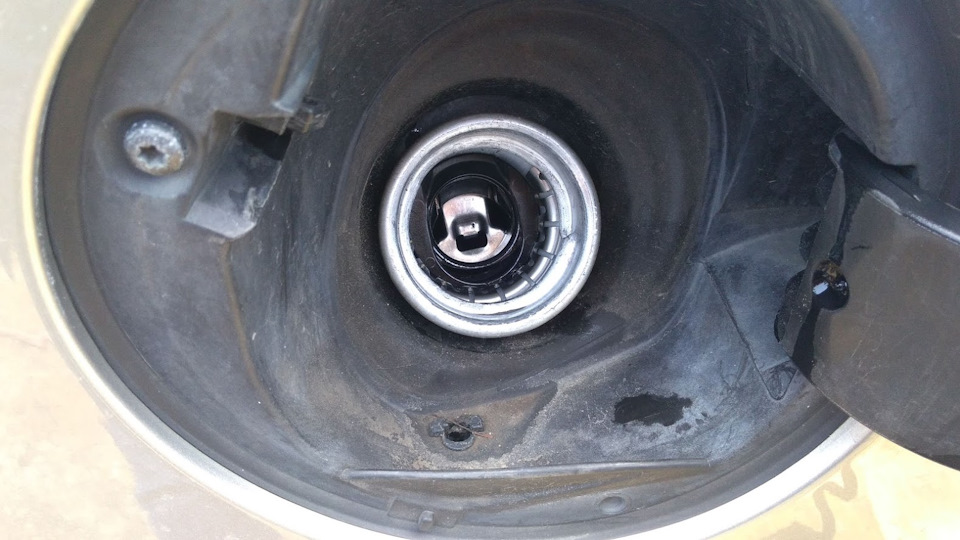 Вот этот клапан в горловине не может открыть бензиновый пистолет, а пистолет для грузовиков просто не лезет в бак. — Volvo XC60 (1G)