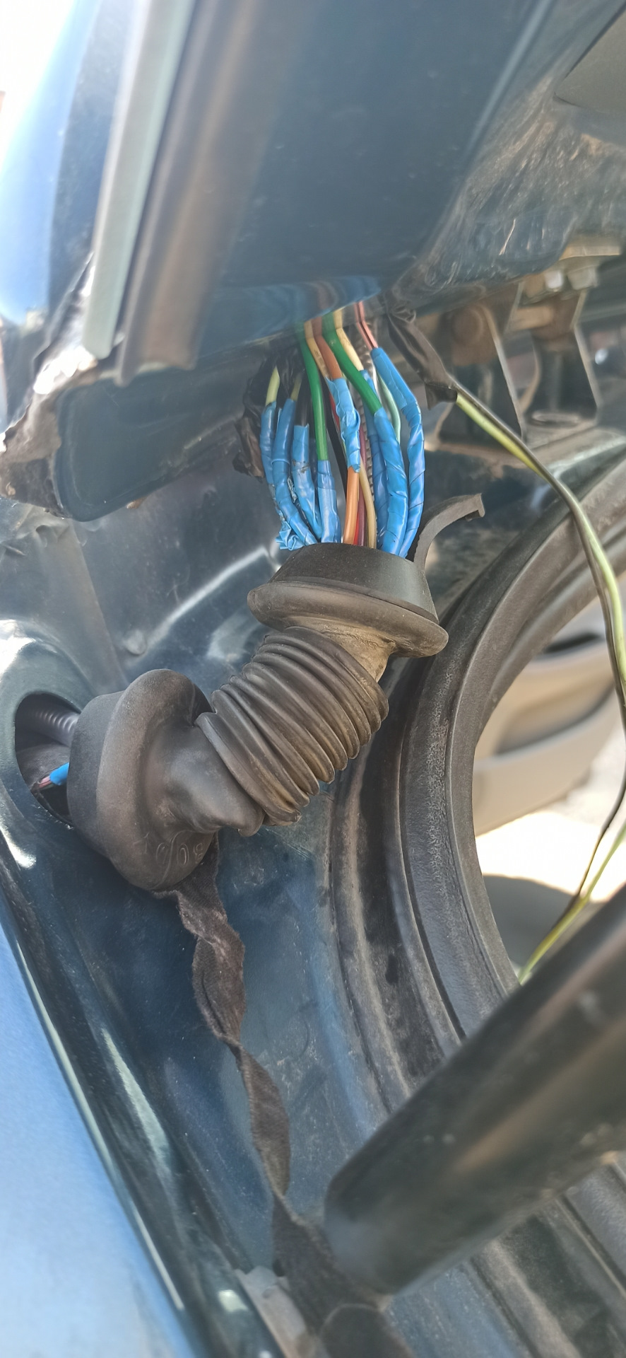 Замена трубки омывателя заднего стекла и устранение дребезга двигателя ...