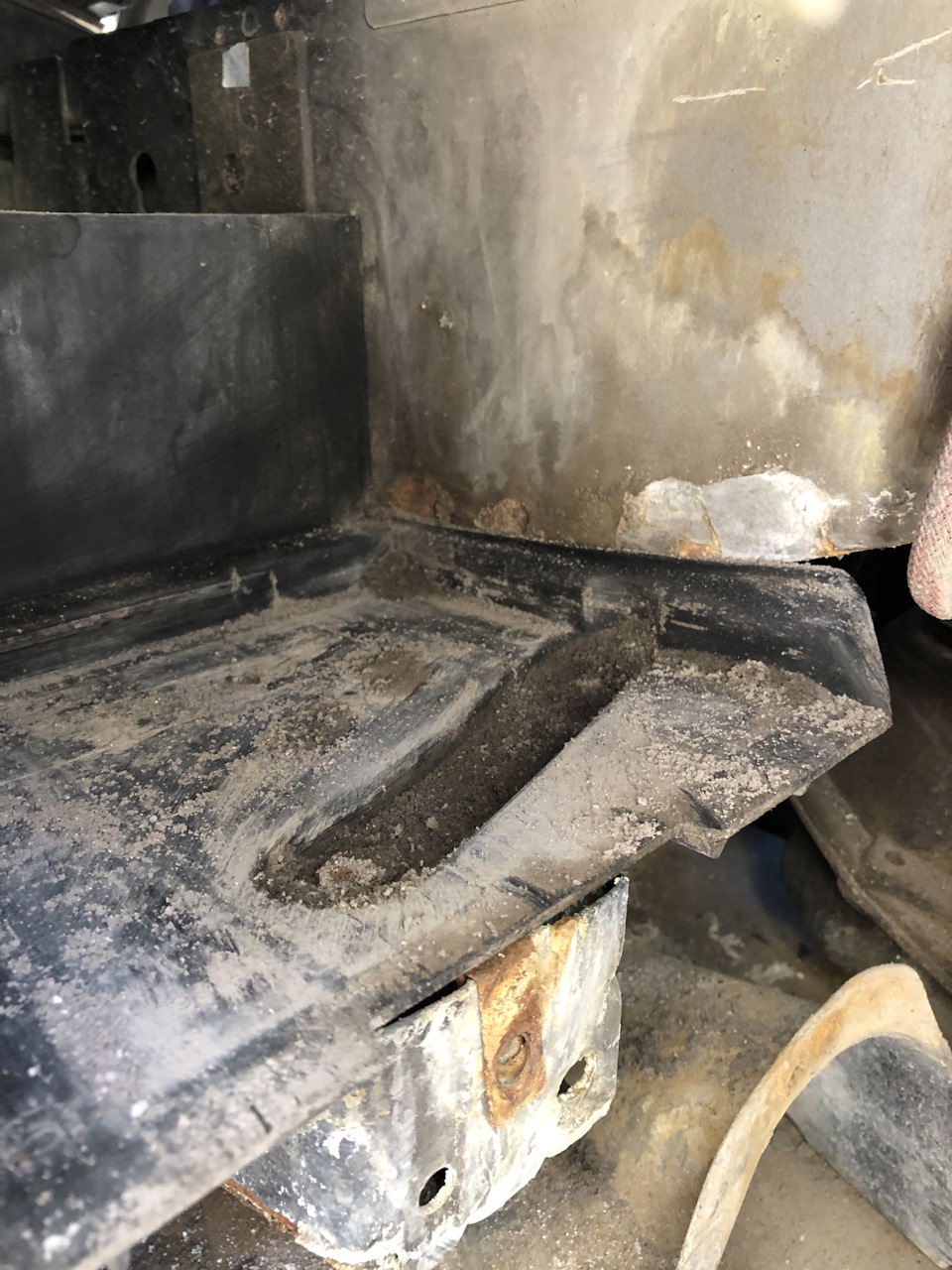 Место посадки акб, тоже не ахти в каком состоянии — ГАЗ Сайбер