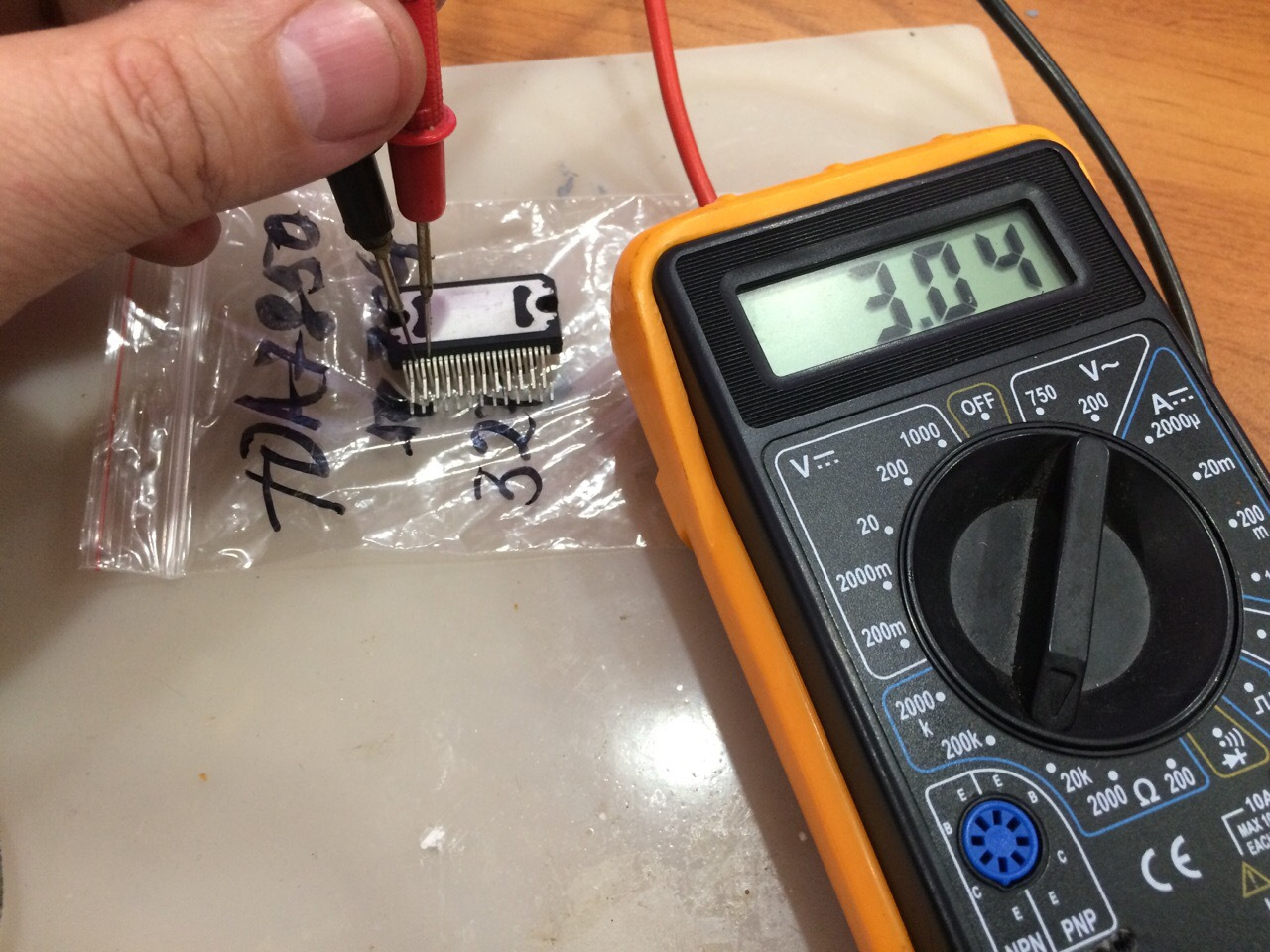 Как узнать исправен. Мультиметр DT 832 замер напряжения. Тестер мультиметр транзистор диод. Прозвонка микросхем мультиметром. Проверка тда 7850 мультиметром.