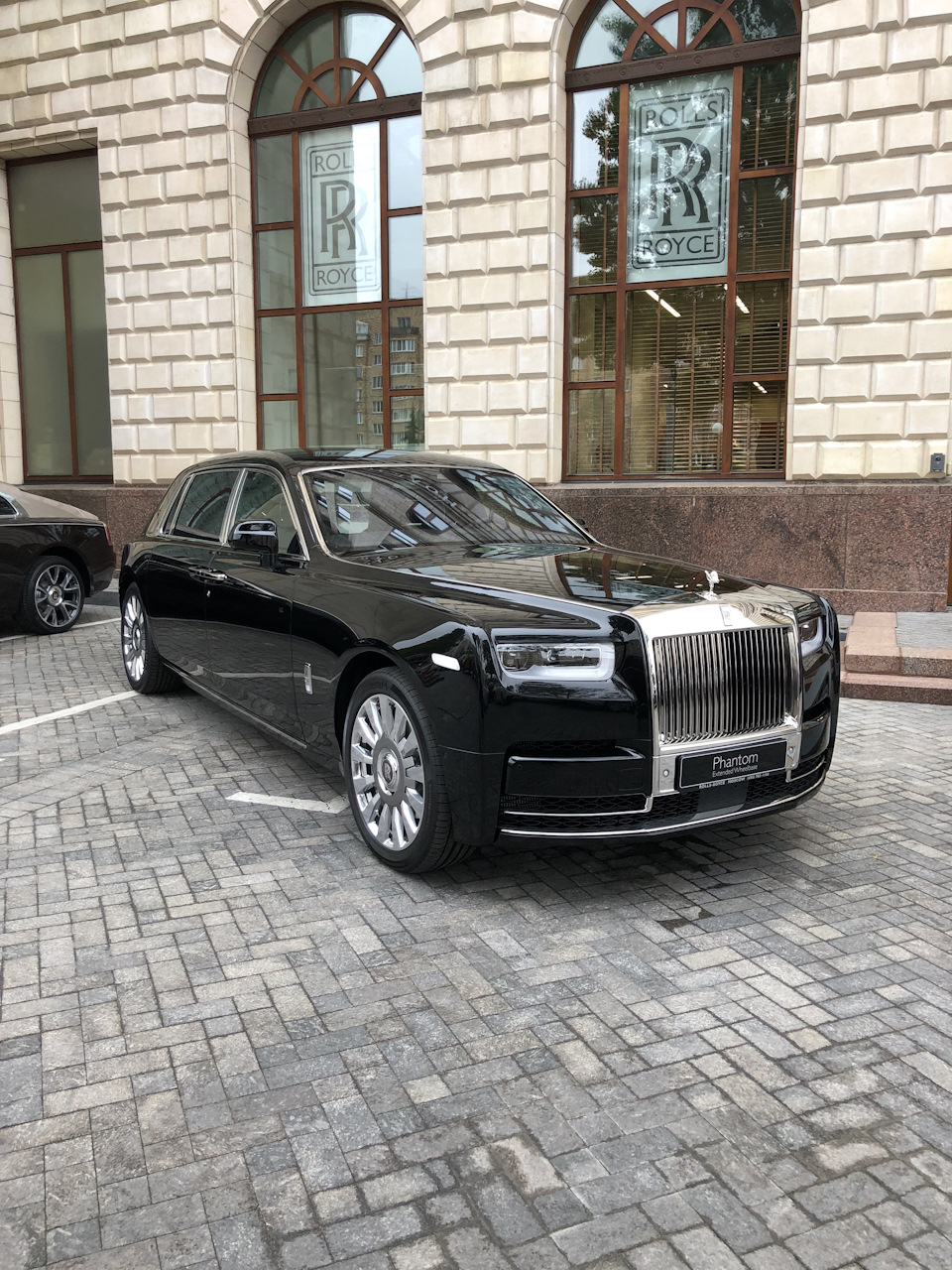 Rolls-Royce Phantom Privacy Suite за 55 миллионов: почему он стоит как  “трешка” в доме на Мосфильмовской? — «Видеосюжеты» на DRIVE2