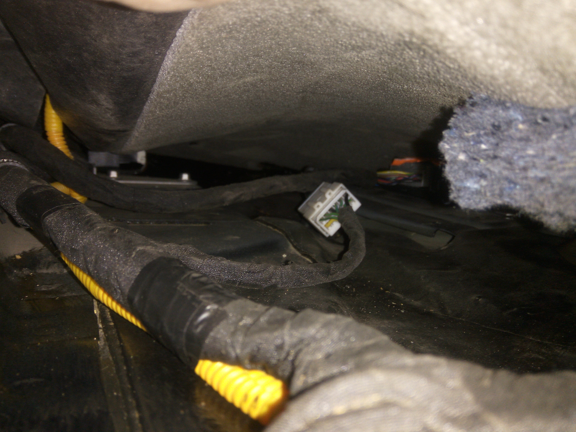 фиат панда кнопка под сиденьем. C-203 разъем mitsubishi outlander 1. под водительским сиденьем. основание под водительским сиденьем. Audison 4.