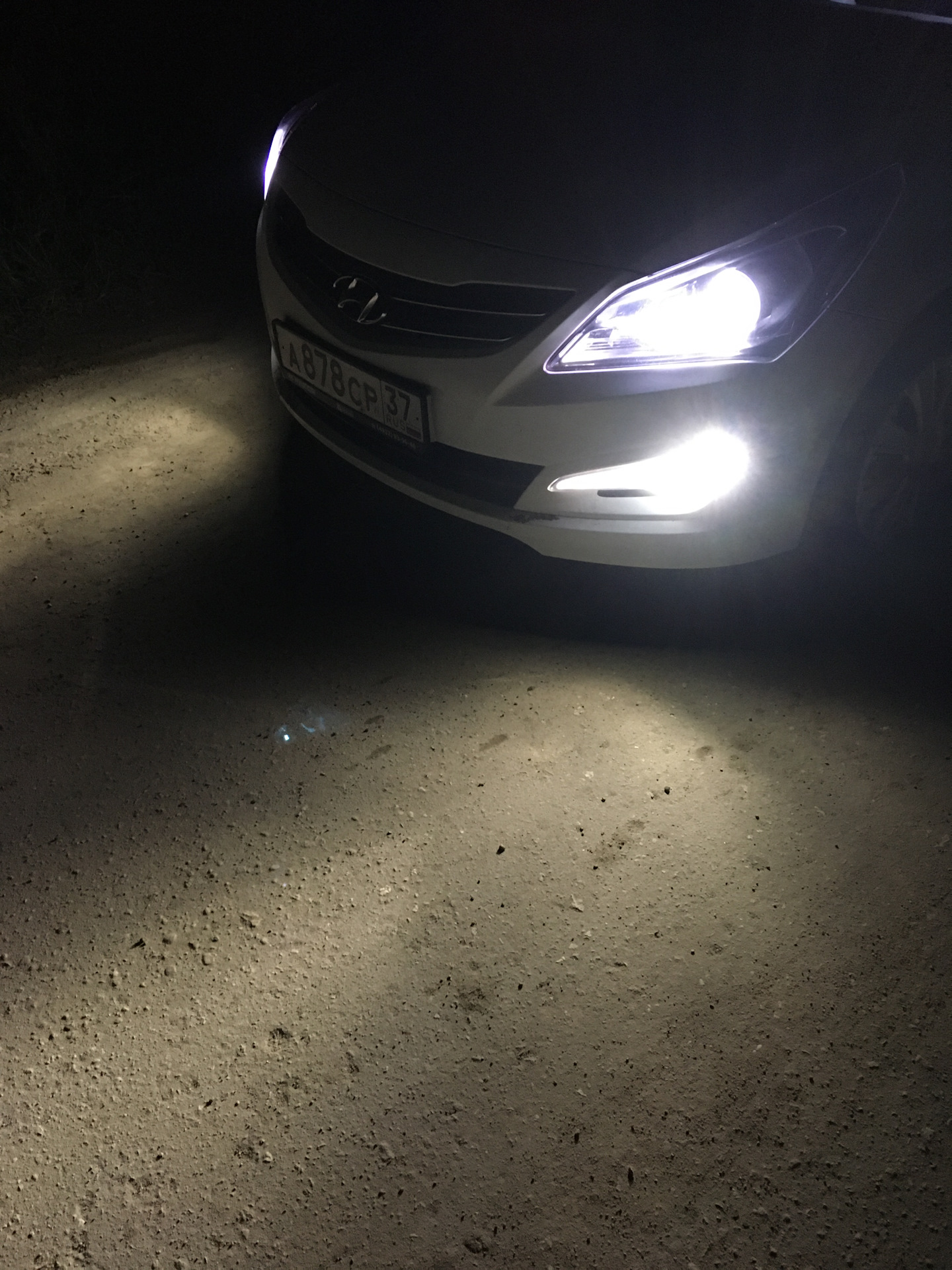 Солярис 2015 год лампы. ПТФ led Hyundai Solaris. Hyundai Solaris 2015 лампы в туманки. Лед ПТФ Solaris 1. Led лампы в Солярис 1.