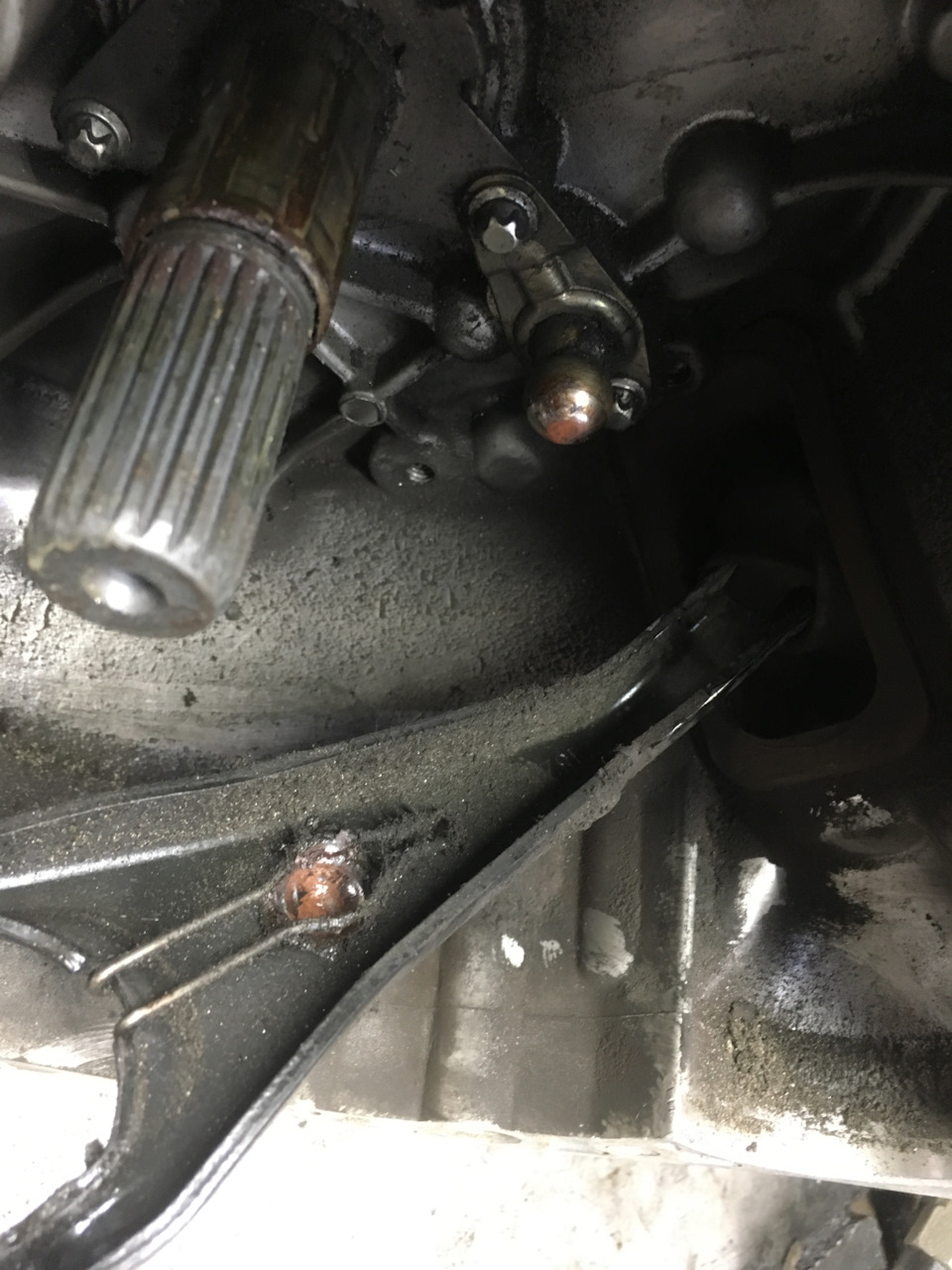Шаровая опора вилки КПП ржавая и вилка сцепления тоже ржавая в месте соприкосновения с шаровой опорой. У шарика уже имелась деформация, сплющенность — Lada Vesta (1G)