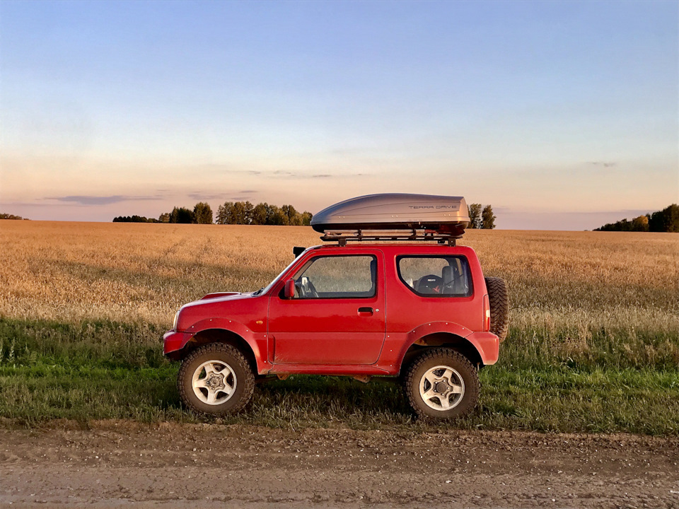 на машине — Suzuki Jimny (1G)