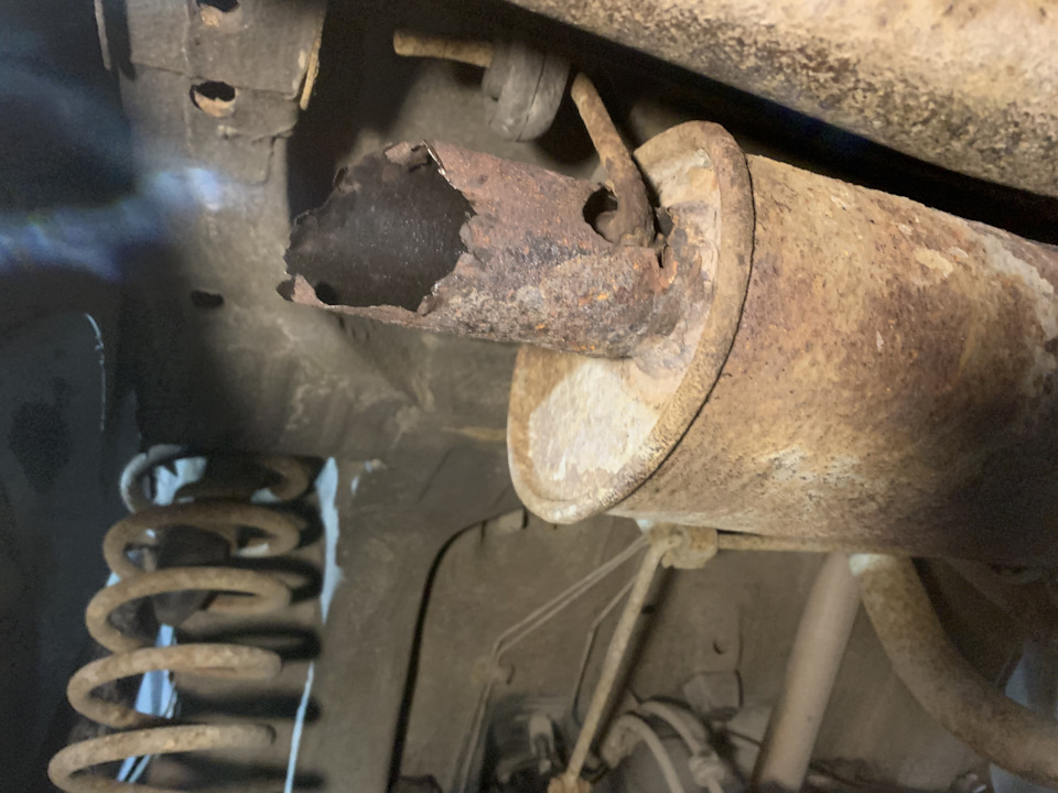 Замена глушителя, задний банки 06.08.2023 — Chevrolet Niva GLX, 1,7 л ...
