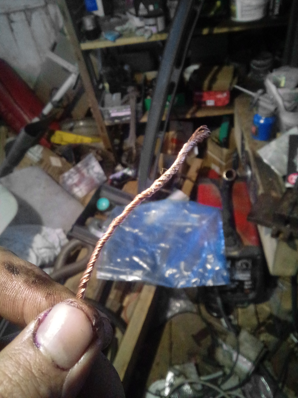 Оставшийся провод, часть осталась за кадром, хотел показать что провод какой-то странный, как будто не медный, но камера телефона это передать не в силах. — Lada 2120 Надежда