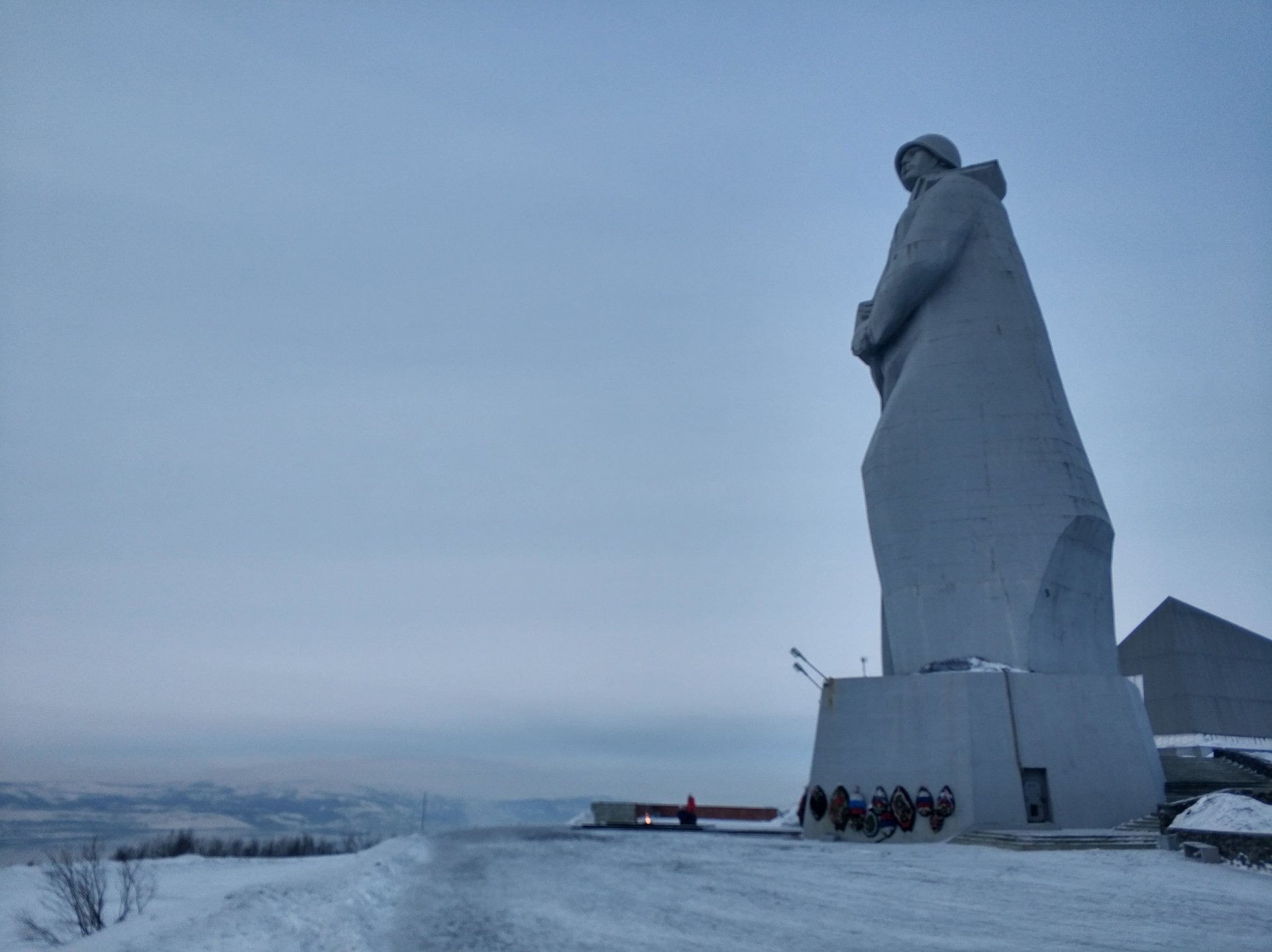Памятник защитникам Заполярья в Мурманске зимой