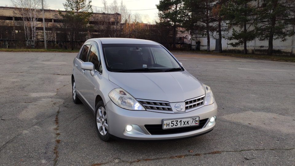 Nissan Tiida голубая 2010