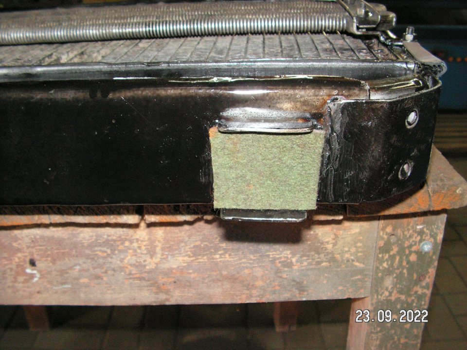 Снизу на обвязке радиатора приварил два кронштейна. И приклеил к ним снизу куски настила (резину не нашел). — Самодельный микроавтобус  ГЛОРИЯ